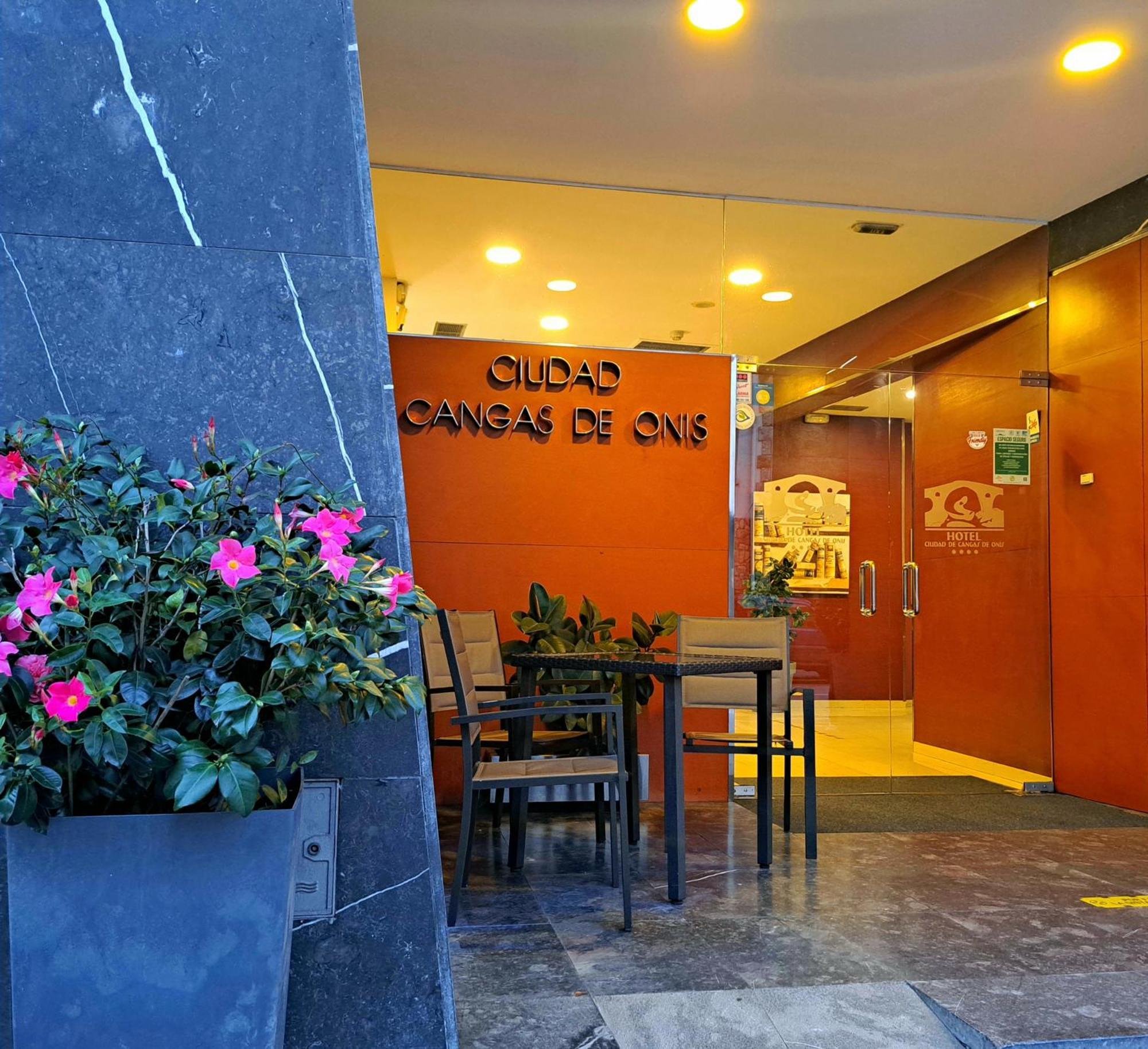 Hotel Ciudad Onís Extérieur photo